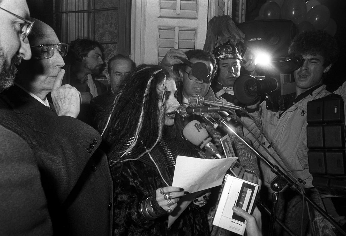 Olvido Gara, Alaska, lee el pregón de las fiestas de Navidad de 1985 junto al alcalde Enrique Tierno Galván.