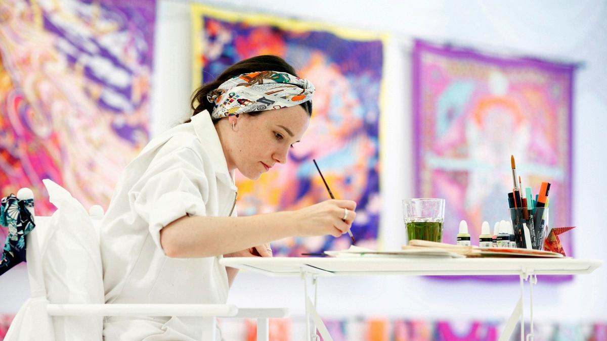 Lara Costafreda, dibujando en la 'pop up' de La Maison des Carrés, de Hermès, en Barcelona.