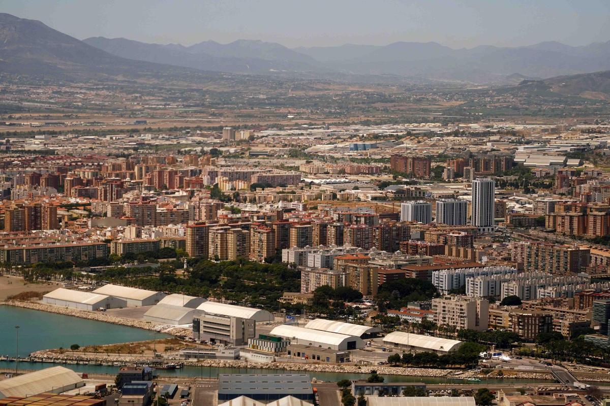 Vista aérea de Málaga, que muestra el Puerto, El Bulto, La Princesa, Huelin y la carretera de Cádiz