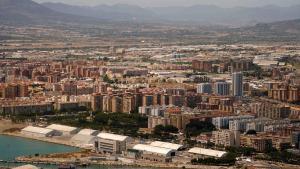 Vista aérea de Málaga, que muestra el Puerto, El Bulto, La Princesa, Huelin y la carretera de Cádiz