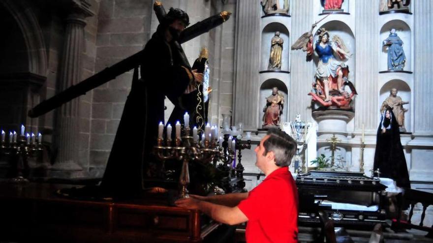 El secretario de la Cofradía Segunda Estación, José Manuel Mariño, con la imagen de Jesús Nazareno, ayer, en Vilagarcía.  // Iñaki Abella