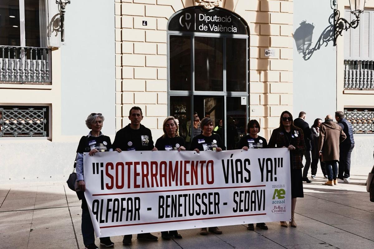 Protesta de la Plataforma por el soterramiento Alfafar, Benetússer, Sedaví delante de Diputació.