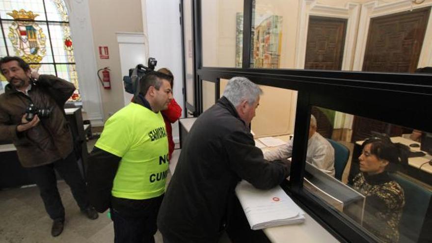 Trabajadores de Zamora Limpia se manifiestan en la vía pública para acceder a la Plaza Mayor.