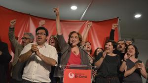 Ada Colau y sus compañeros de candidatura celebran la victoria de Barcelona en Comú en las municipales.