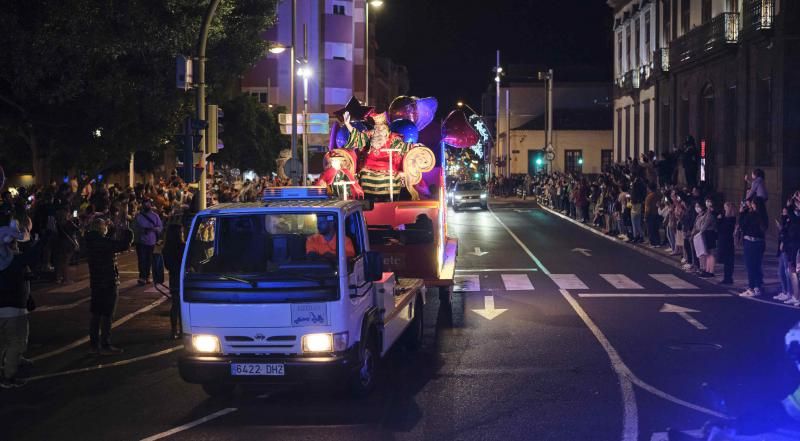 Cortejo Real que sustituye a la tradicional Cabalgata de Reyes Magos por el centro de Santa Cruz de Tenerife