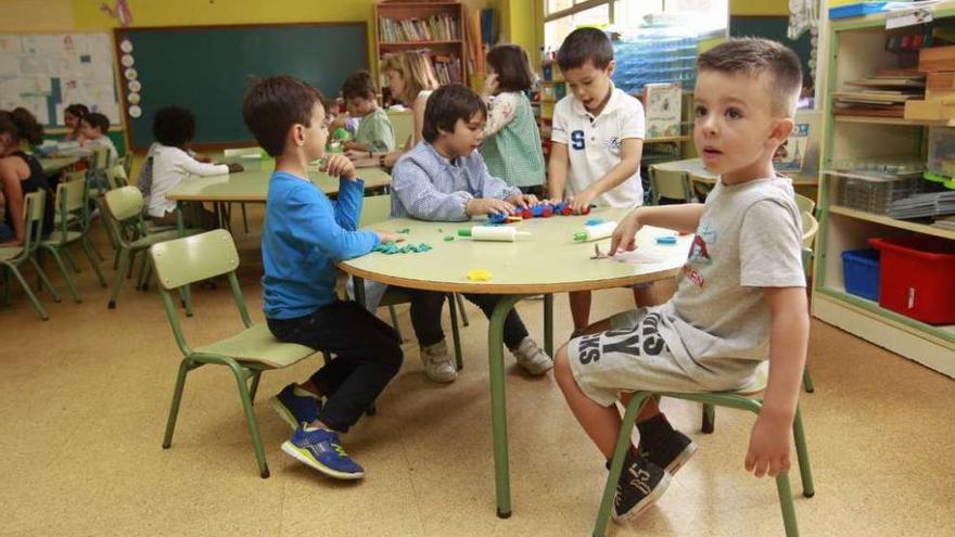 Alumnos toman contacto con el aula en el primer día de clase, ayer, en Vigo. // Ricardo Grobas