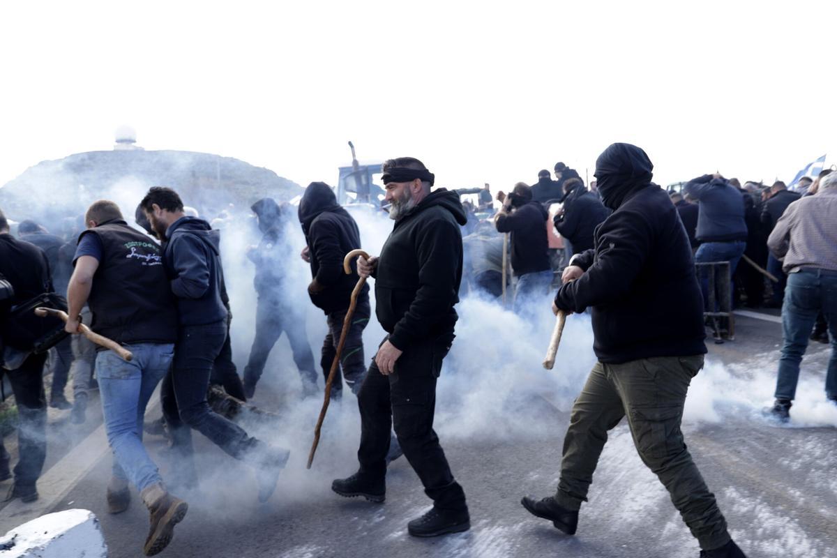 HERAKLION (Greece), 08/12/2025.- Protesters clash with police forces as they approach Nikos Kazantzakis Airport, on the island of Crete, Greece, 08 December 2025. Farmers and livestock breeders on the island of Crete are escalating demonstrations and planning blockades amid nationwide protests over high production costs and delayed subsidies. (Protestas, Grecia) EFE/EPA/NIKOS CHALKIADAKIS