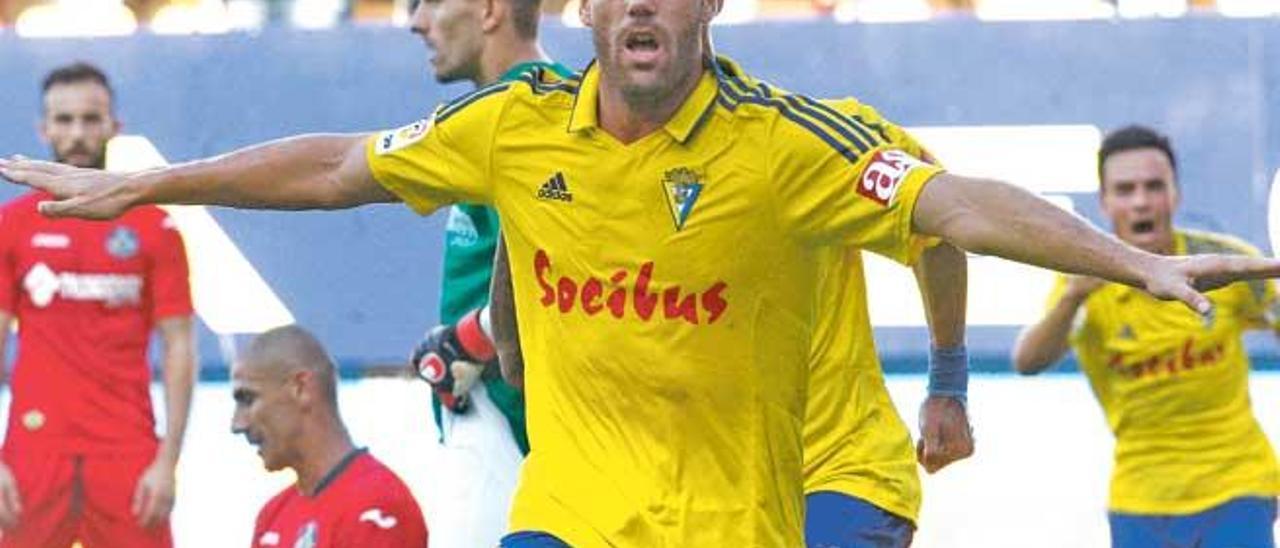 Alfredo Ortuño celebra un gol con el Cádiz en un partido de esta temporada.