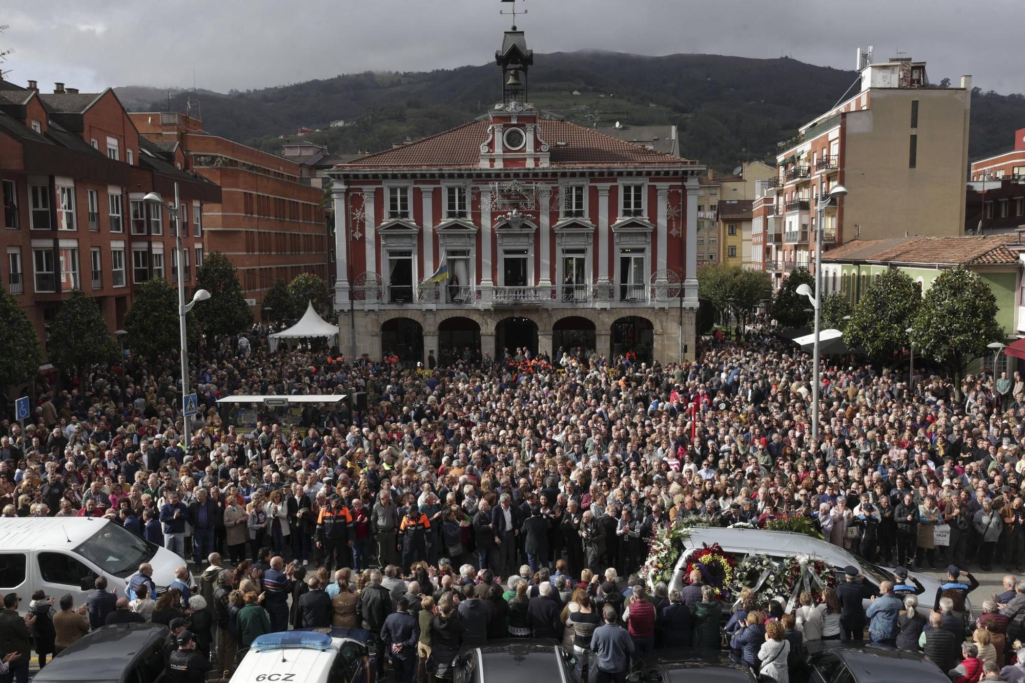 EN IMÁGENES: Mieres se echa a la calle para despedir a su Alcalde, Aníbal Vázquez