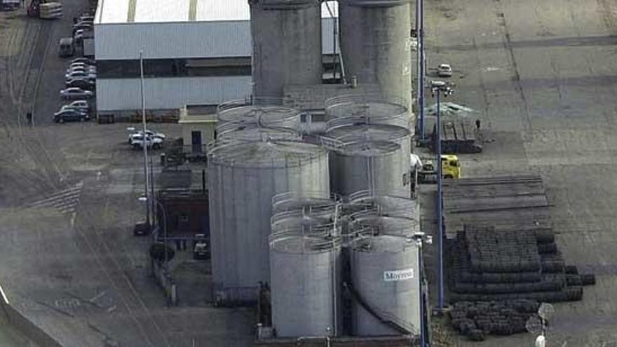 Silos de concesionarios del puerto situados en el muelle de Calvo Sotelo.