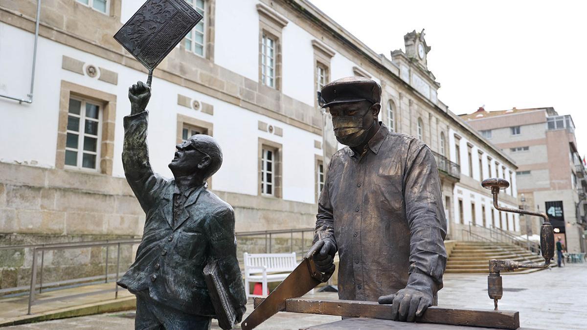 Valdir de Oliveira, junto a la estatua en homenaje a  Manuel Castro en Príncipe