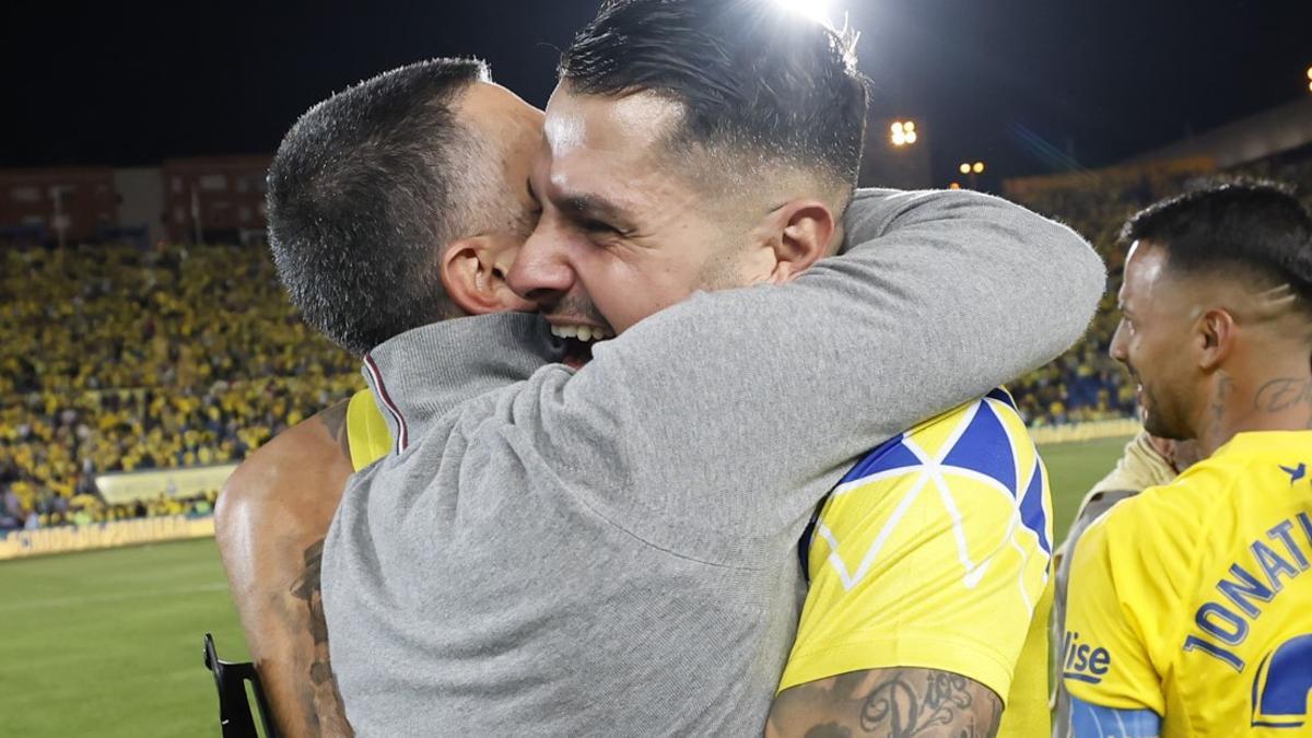 Pimienta abraza a Vitolo, el 27 de mayo, en pleno éxtasis por el ascenso.