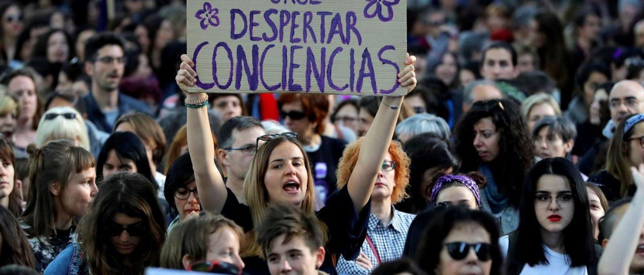 Participantes en una protesta contra los casos de abusos sexuales.