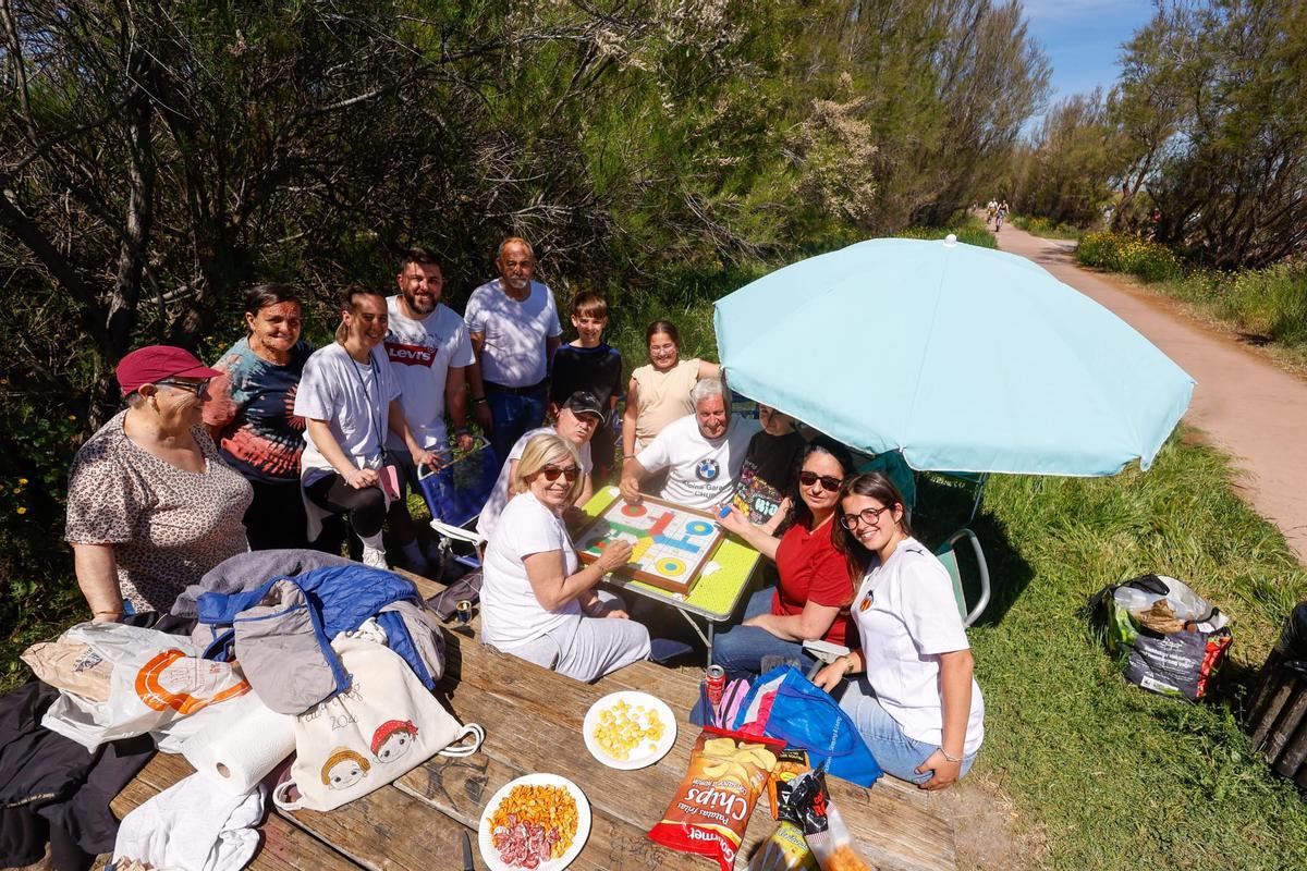 Cometas y comidas familiares en las playas del sur de València