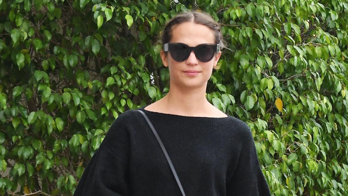 Alicia Vikander con look total black en Los Ángeles