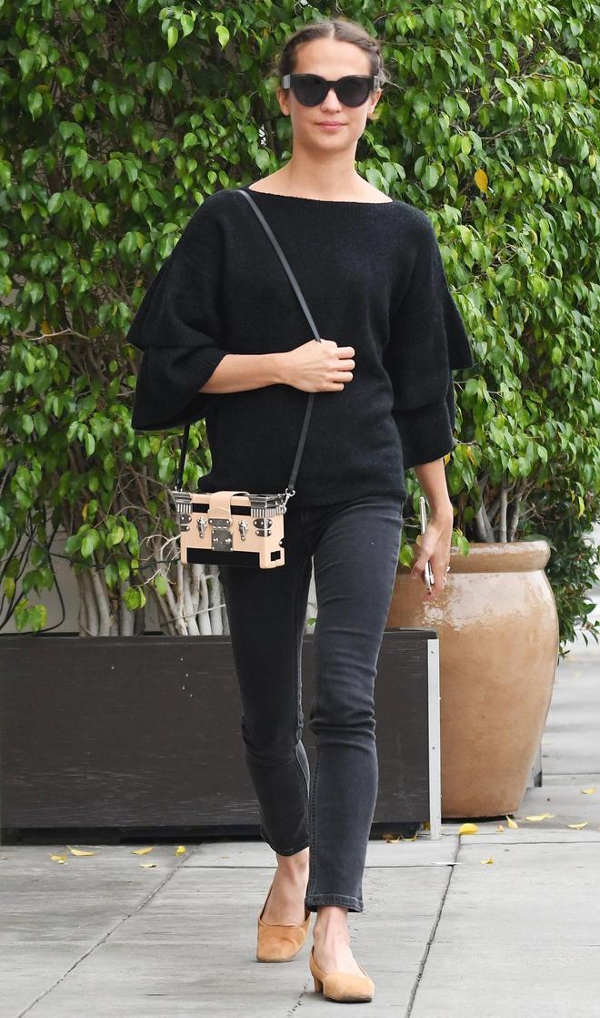 Alicia Vikander con look total black en Los Ángeles