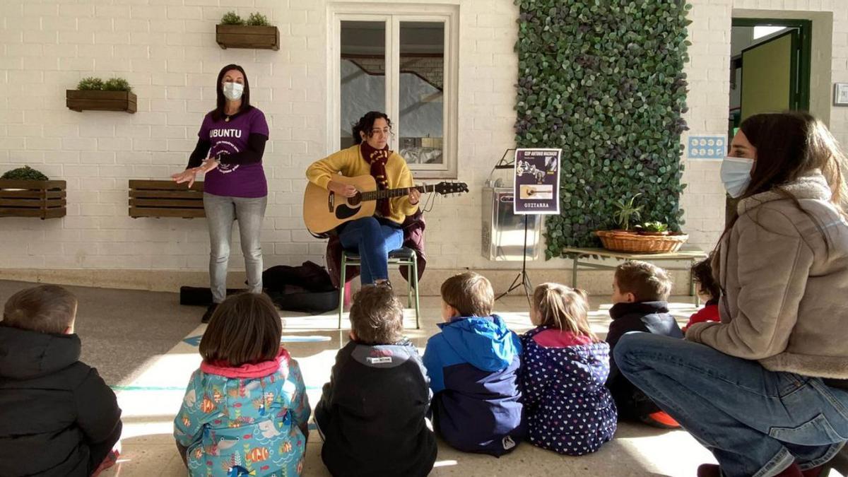 La profesora y cantante, Irene López, enseñándole una canción a los alumnos.  | MATÍAS SEGARRA 