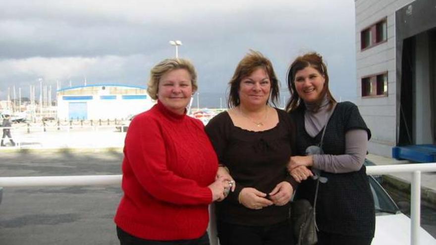 Adela Martínez, Aurora Nogueira y Pilar Barreiro, en el muelle de Cangas. //Carmen Giménez