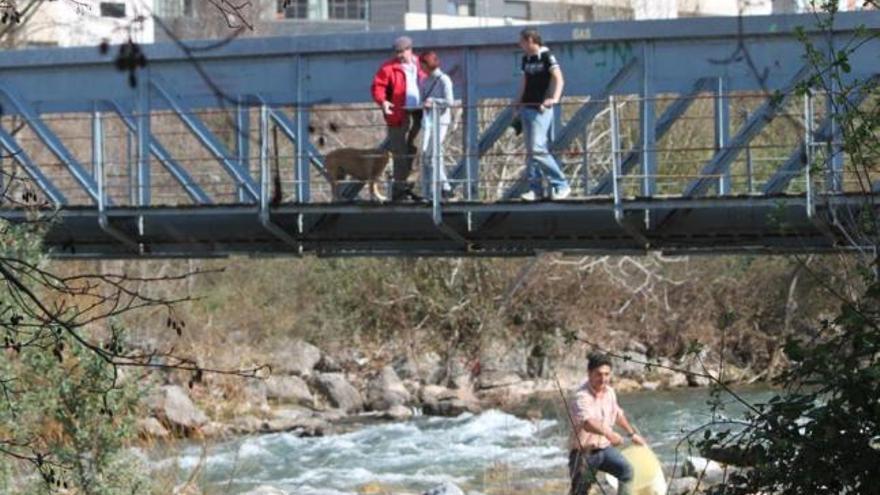 Un pescador de &quot;El Maravayu&quot;, en el cauce del río Aller durante la suelta de truchas en Moreda.