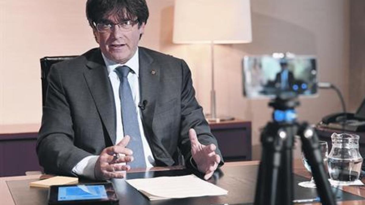 CHAT Puigdemont responde ayer por la tarde, via Facebook Live, a laspreguntas que se le hicieron llegar a través de la aplicación Zonetacts.