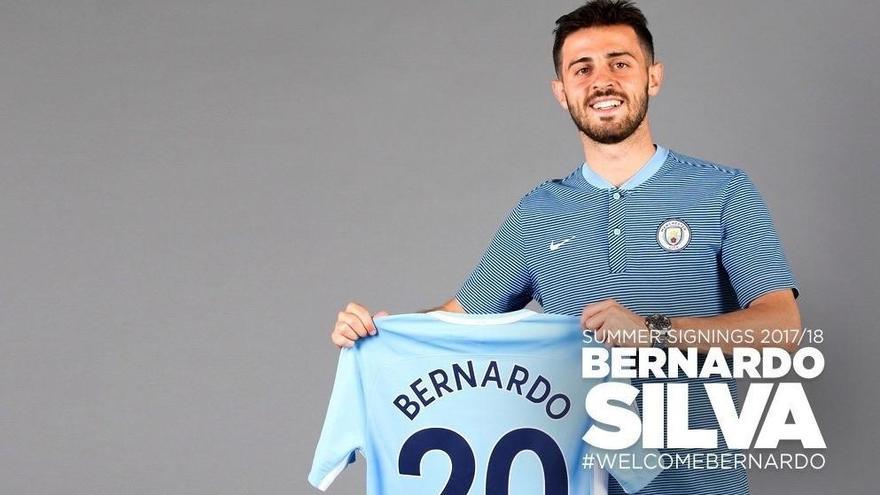 Bernardo Silva posa con su nueva zamarra.