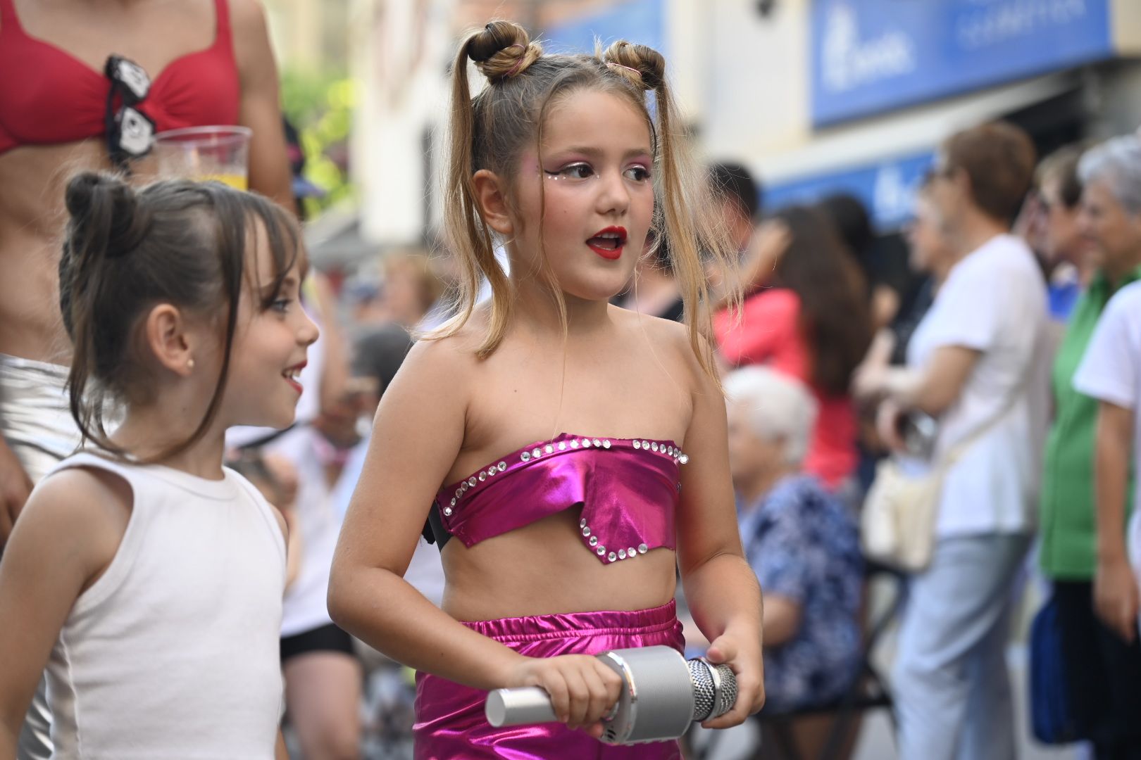 Las mejores imágenes del desfile y la entrada del toro por Sant Pere en el Grau