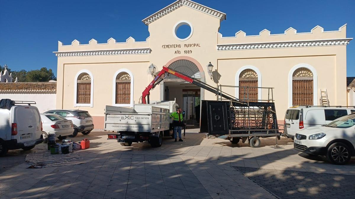 Colocación de la puerta en el cementerio de Catarroja.