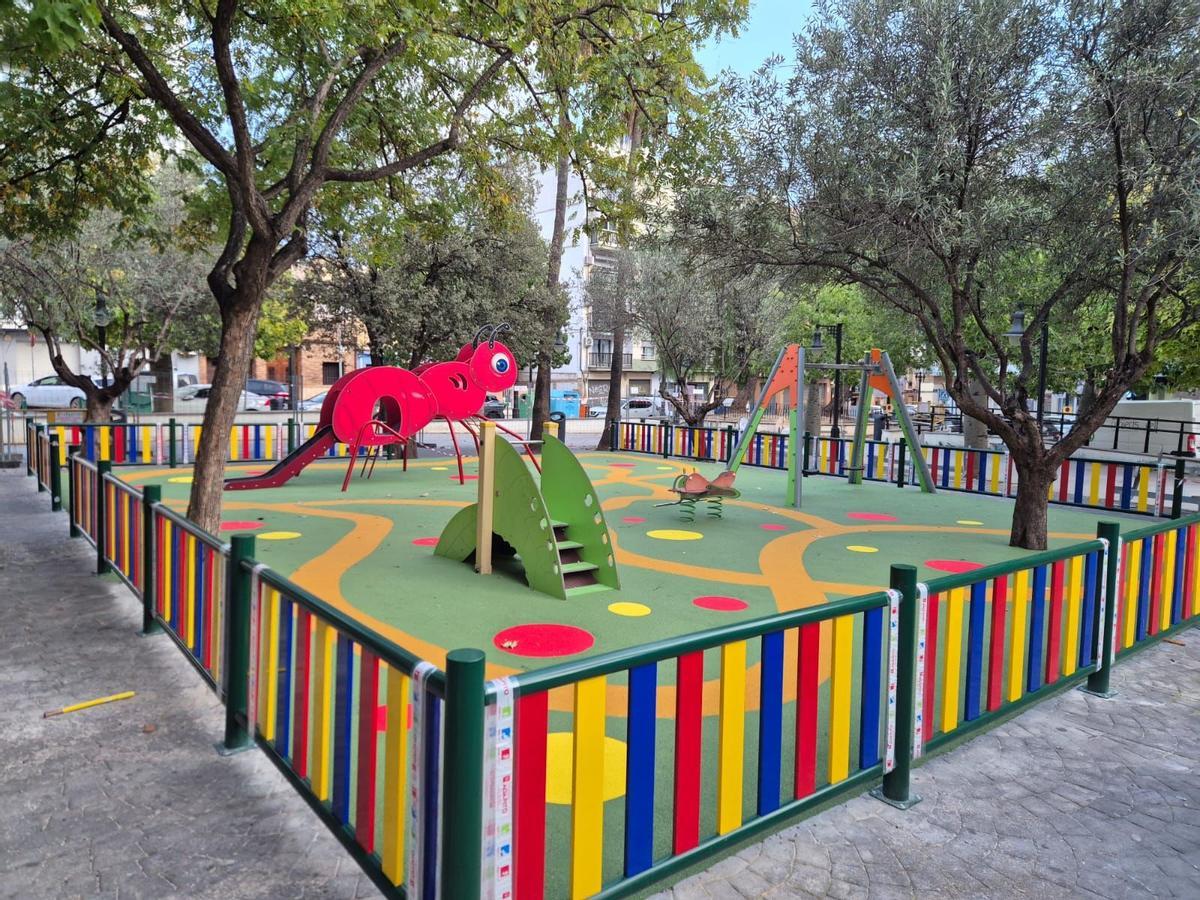 La actuación ha incluido la renovación integral del pavimento continuo de caucho y se ha sustituido el vallado perimetral.