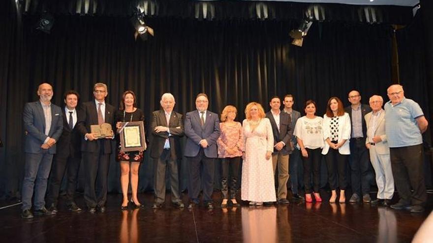 Imagen del alcalde de Alhaurín de la Torre, Joaquín Villanova, con los participantes en el homenaje a Radio Juventud.