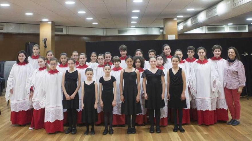 Los niños y jóvenes de la escuela Divertimento, listos para el ensayo de la ópera &quot;Pepita Jiménez&quot;.