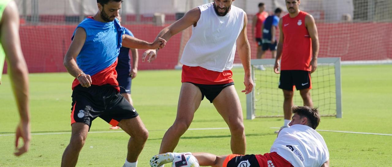 Javi Llabrés roba el balón ante Grenier y Muriqi.