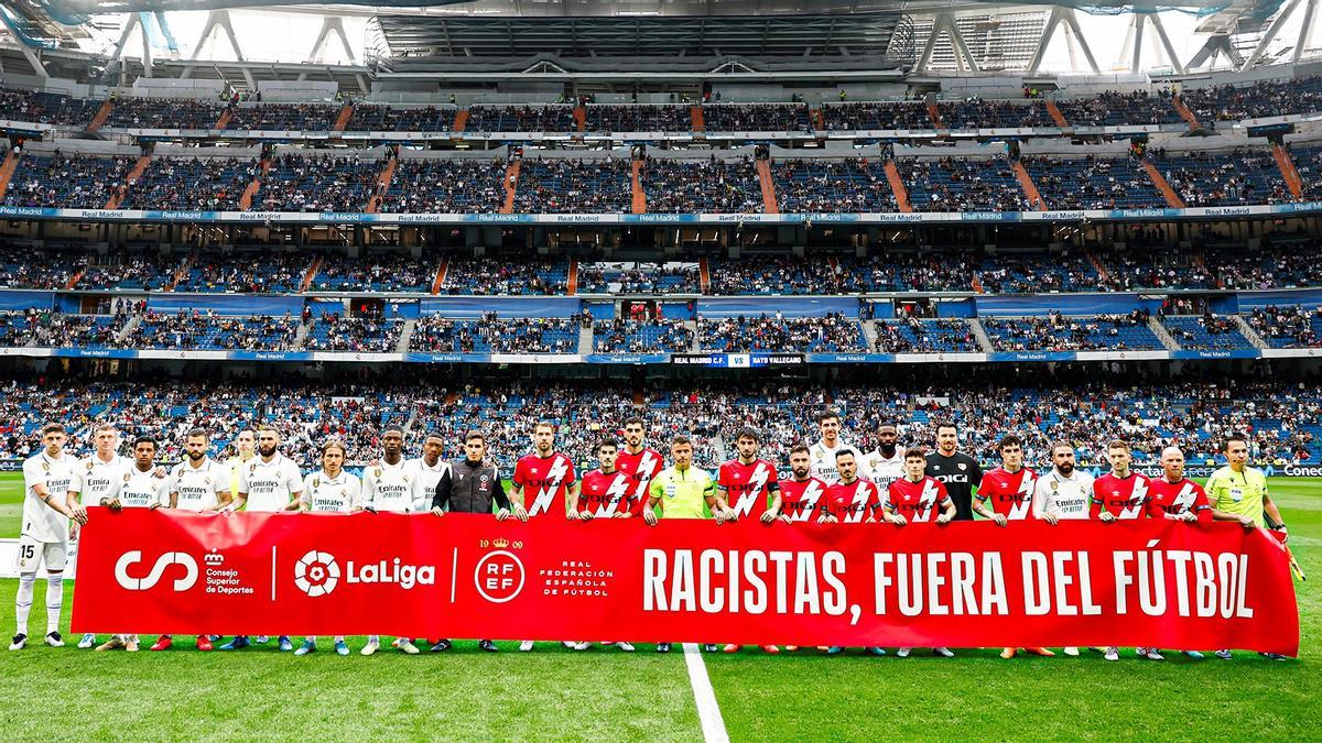 La pancarta del Real Madrid-Rayo: &quot;Racistas, fuera del fútbol&quot;
