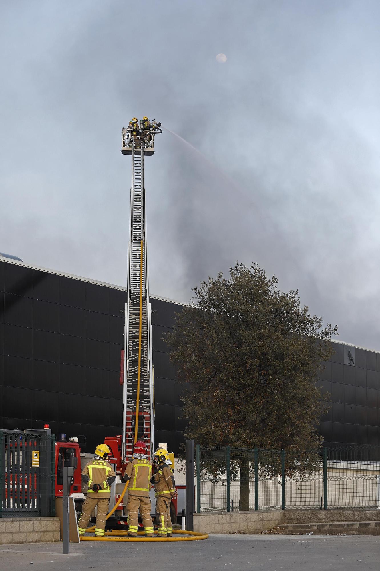 Les imatges de l'incendi de la fàbrica tèxtil a Sant Jaume de Llierca