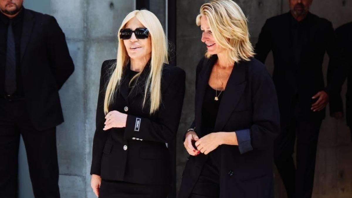 Milan pleure Giorgio Armani: Donatella Versace et Valeria Mazza dirigent les hommages de la chapelle en feu.