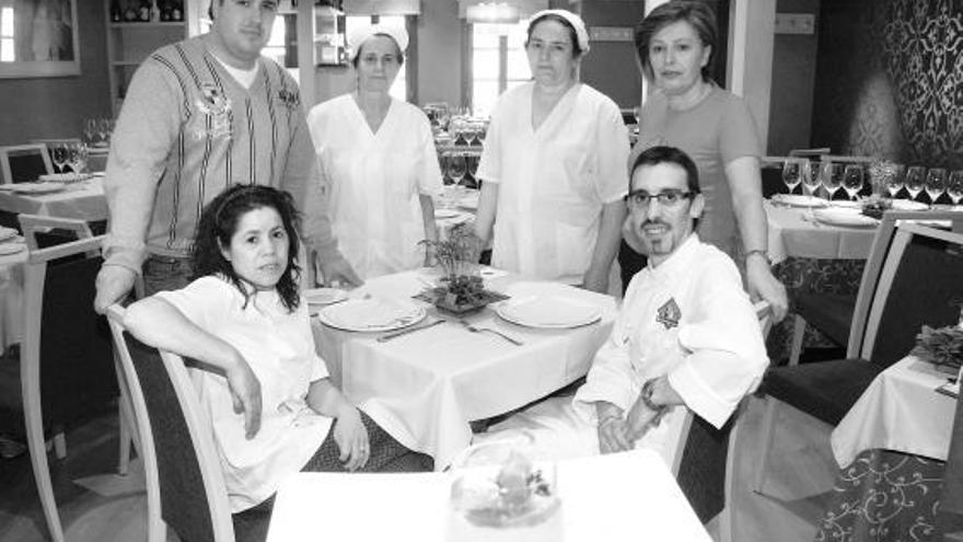 Marcos Sanjurjo, Ana Garrido, Marta Cuevas, Carmen Sanjurjo, Berta Ferreira y Carlos Ramos, con el pincho.