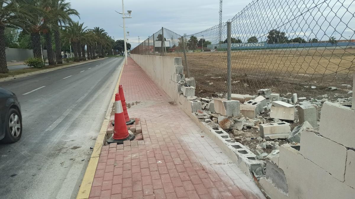 Destrozos en el muro contra el que impactó el vehúculo en la avenida de Monge y Bielsa