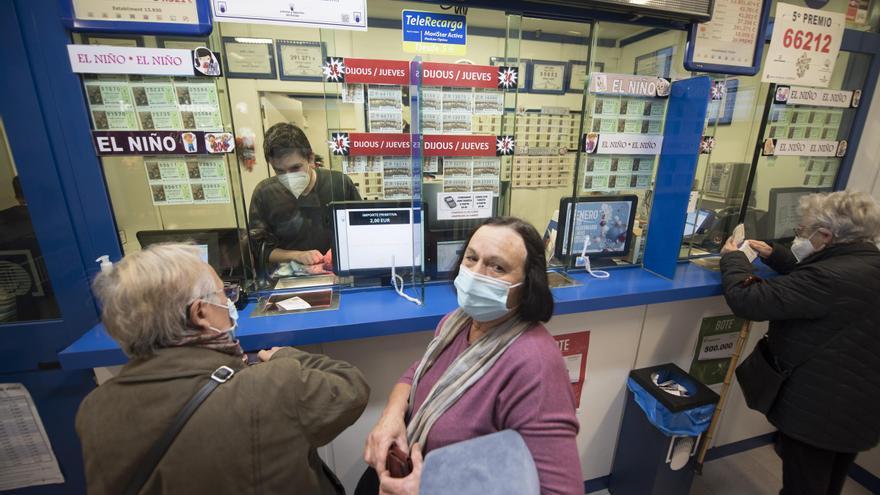 Una venedora que ha repartit sort: &quot;És una alegria donar un premi de la Loteria del Nen en els temps que corren&quot;