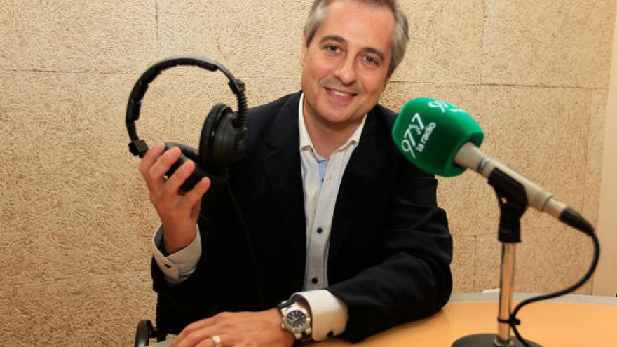 Ximo Rovira (Madrid, 1961), ante el micrófono de la 97.7 Radio.