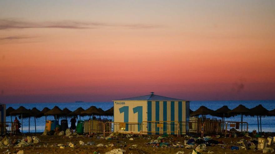 Vuelve la normalidad en tiempo récord a las playas de València tras la noche de San Juan