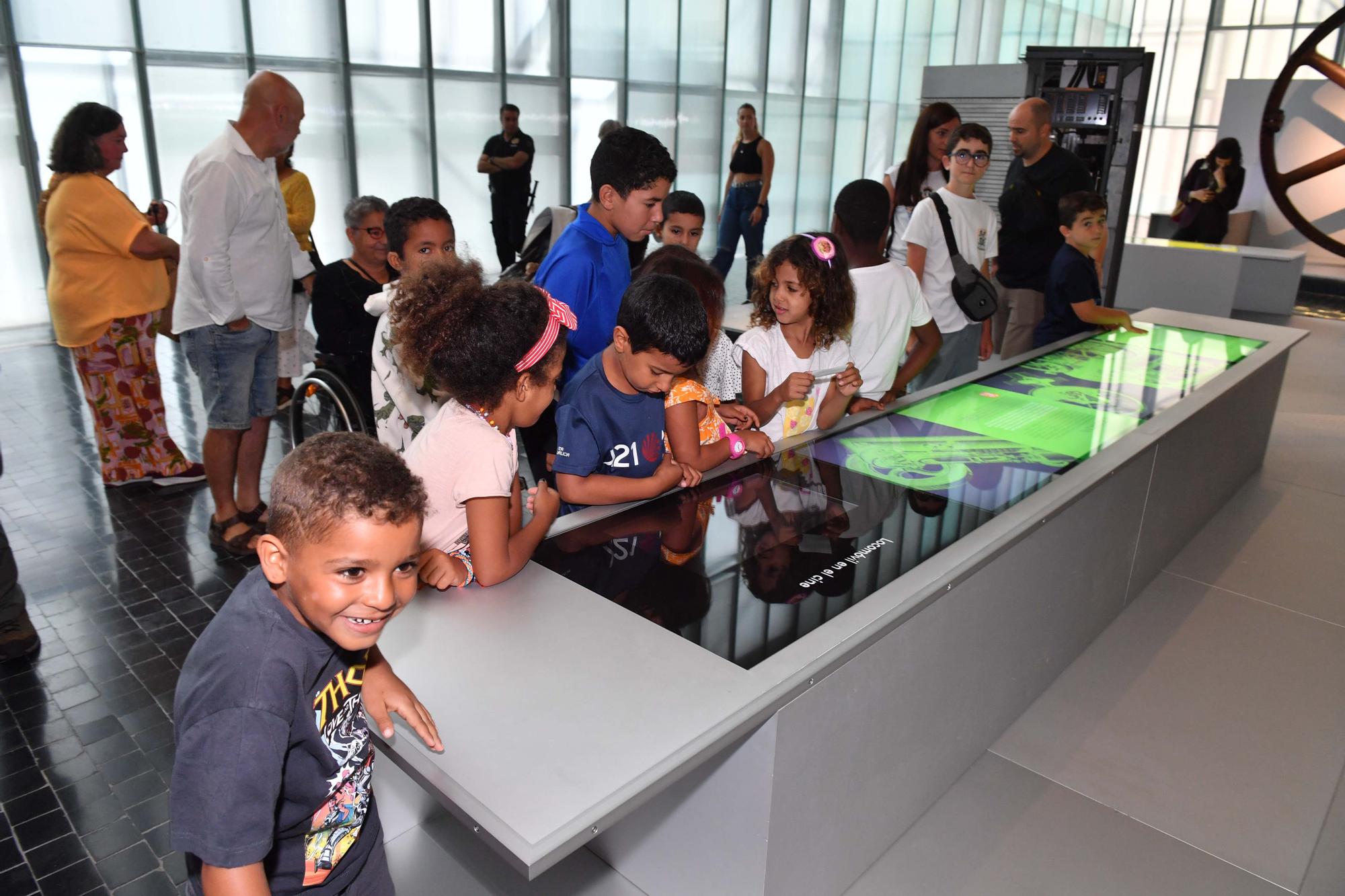 Niños saharauis del programa 'Vacaciones en paz' visitan el Muncyt de A Coruña