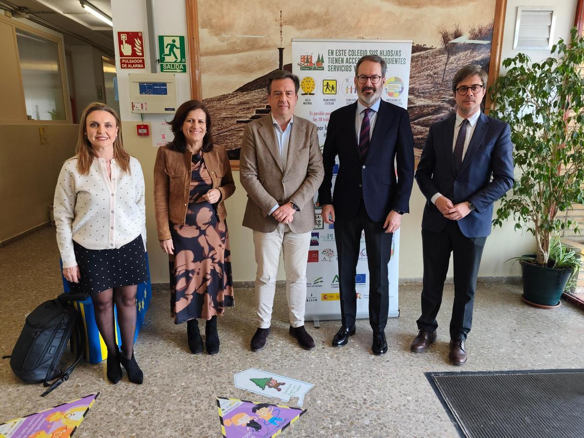 María José Lara, Miriam Ortiz, Aurelio Fernández, Adolfo Molina y Diego Copé en el CEIP El Prado de Lucena.