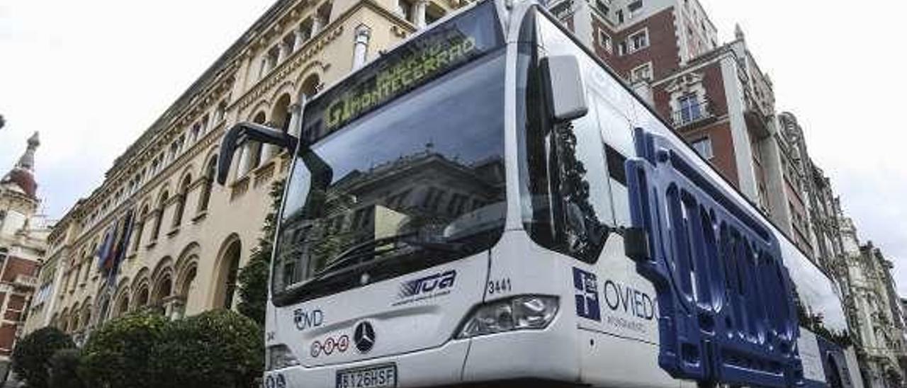 Un autobús de TUA, a su paso por la calle Marqués de Santa Cruz.