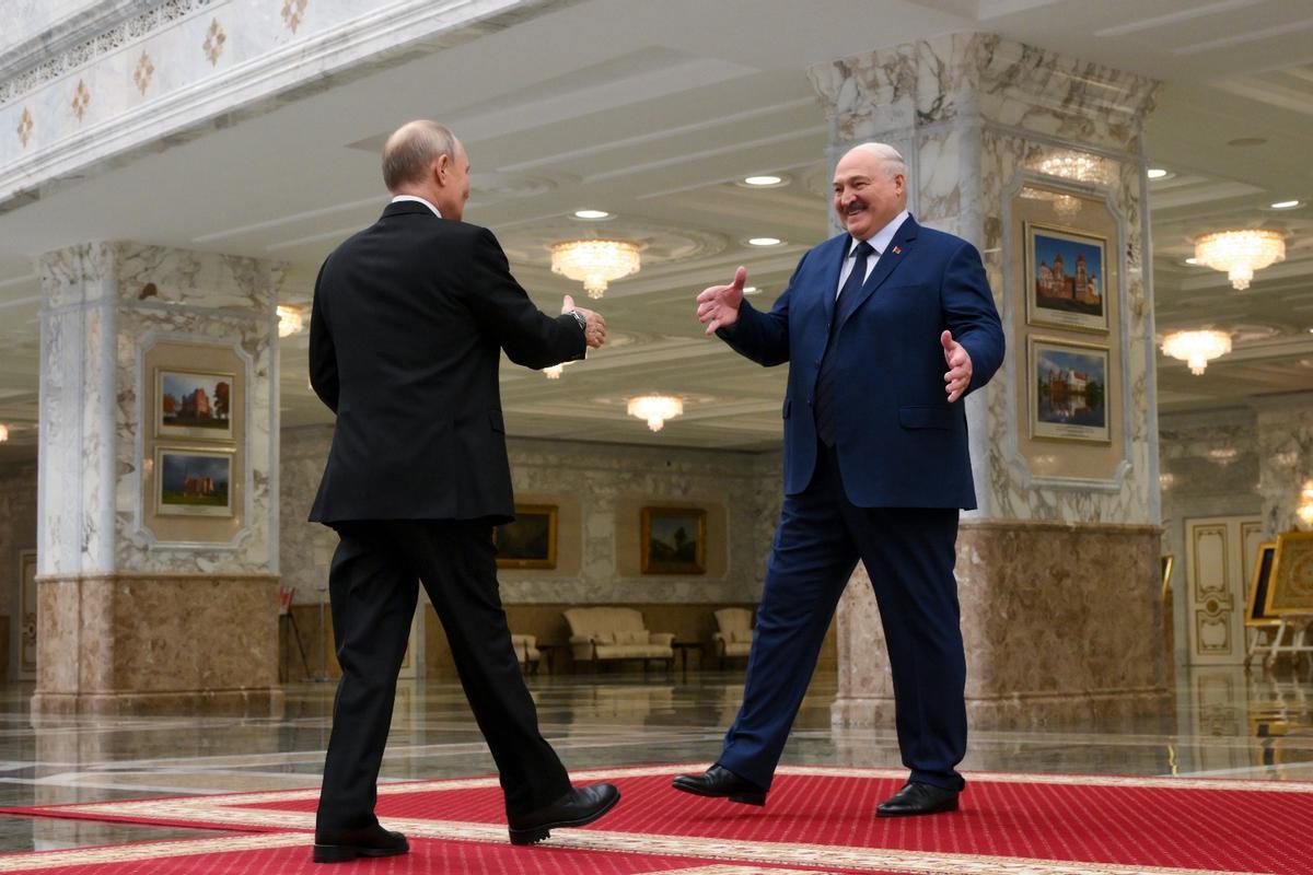 Aleksándr Lukashenko da la bienvenida en Minsk a su homólogo ruso, Vladímir Putin.
