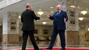 Aleksándr Lukashenko da la bienvenida en Minsk a su homólogo ruso, Vladímir Putin.