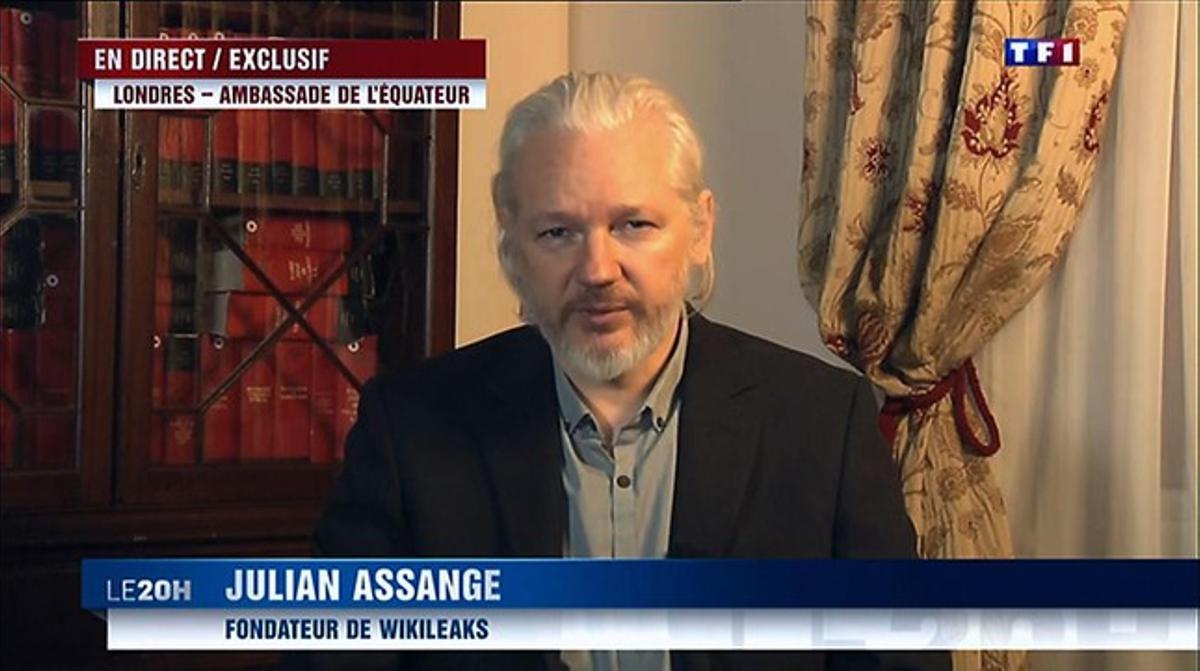 Imatge d’Assange durant una entrevista en directe amb la cadena francesa TF1, el 24 de juny.