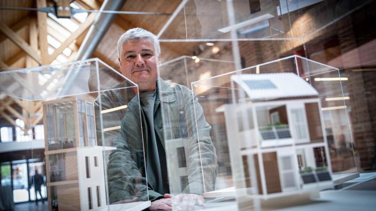 Javier Burón, este jueves en las instalaciones de la antigua fábrica Ca l'Alier, en Poblenou.