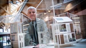 Javier Burón, este jueves en las instalaciones de la antigua fábrica Ca lAlier, en Poblenou.