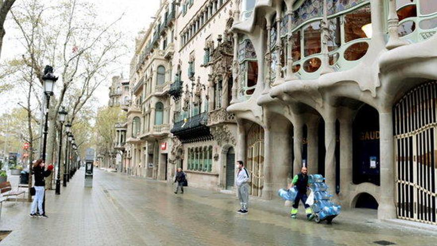 Uns turistes davant la Casa Batlló