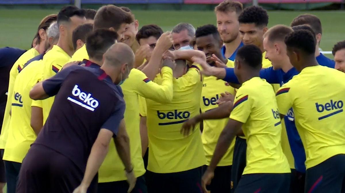 Collejas a Jordi Alba en el entrenamiento