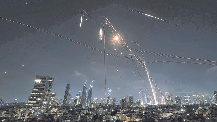 Israel e Irán intercambian misiles y bombardeos en una noche que deja al menos 81 fallecidos